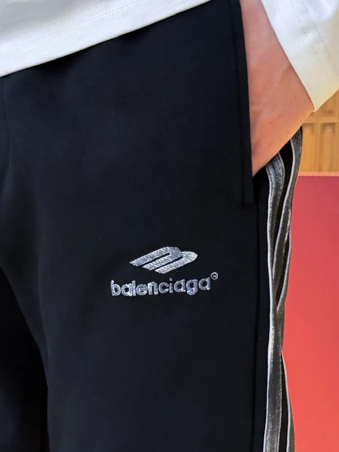 Balenciaga 🆕2026 Autumn and Winter New Arrival trousers and casual pants🎁 are on sale simultaneously on the official website. Brand Classic LOGO casual pants, customized fabrics, excellent comfort and strong touch. Highly recognisable, perfect appearance and craftsmanship. Size:M-3XL